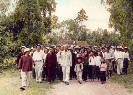 Người về thăm quê