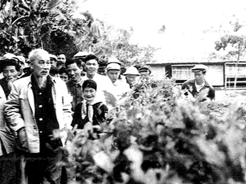 Bác Hồ trở về thăm quê hương tại xã Kim Liên, huyện Nam Đàn, tỉnh Nghệ An