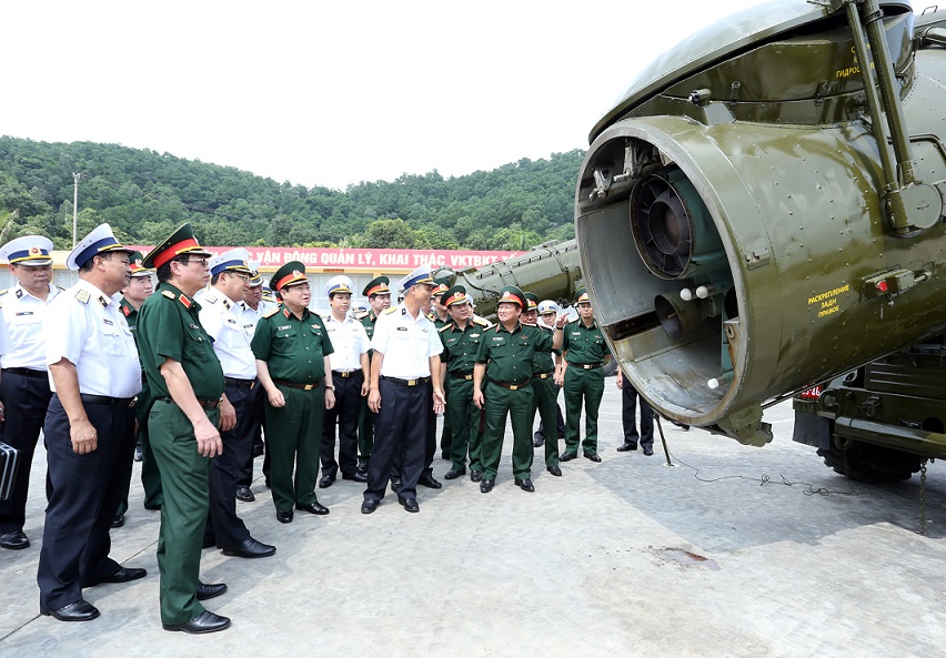 Chi tiết tên lửa hôm Bộ trưởng Quốc phòng kiểm tra Quân chủng Hải quân