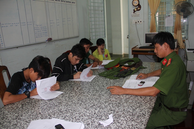 Xử phạt nhóm đối tượng mặc trang phục CAND “khoe” trên mạng