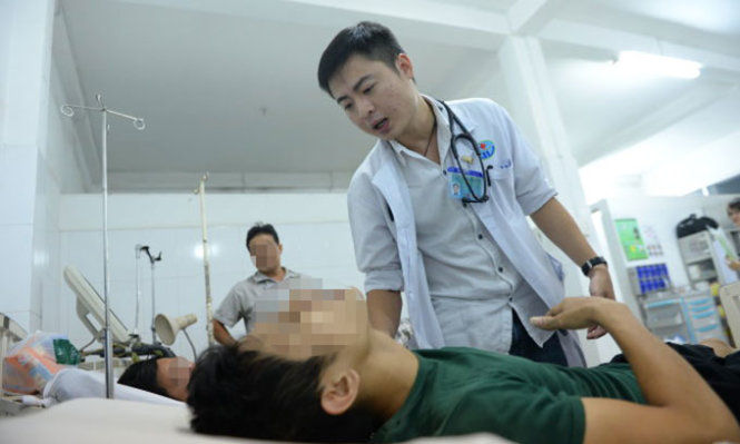 Bác sĩ người Việt quốc tịch Mỹ từ bỏ giàu sang về khám bệnh ở quê nhà