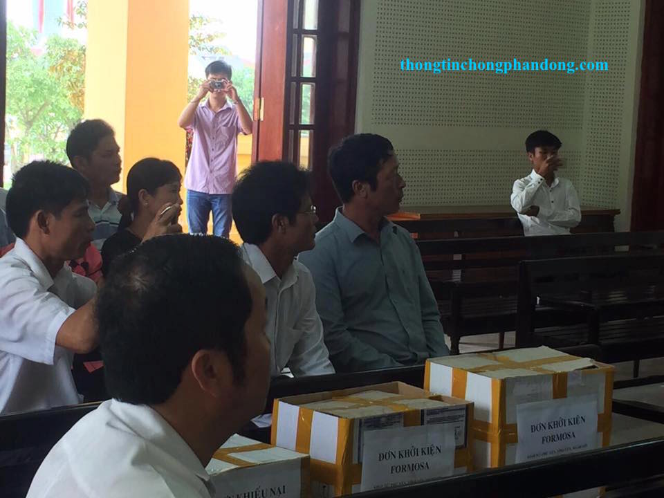2 linh mục kéo giáo dân Quỳnh Lưu đến nộp đơn tại Toà án nhân dân tỉnh Nghệ An