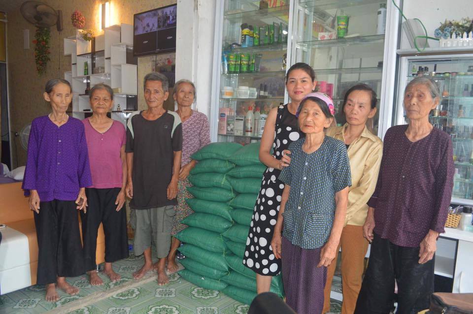 Bà con xã Sơn Hải đã góp tiền mua gạo tặng các hộ có hoàn cảnh khó khăn