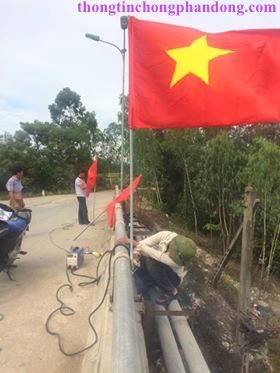 Nhân dân xã Sơn Hải, Quỳnh Lưu, Nghệ An đang hàn lại cờ Tổ quốc sau khi bị giáo dân phá hoại