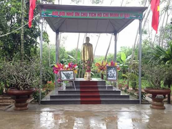 Một gia đình ở Nghệ An xây dựng tượng đài Bác Hồ trong vườn để tỏ lòng thành kính