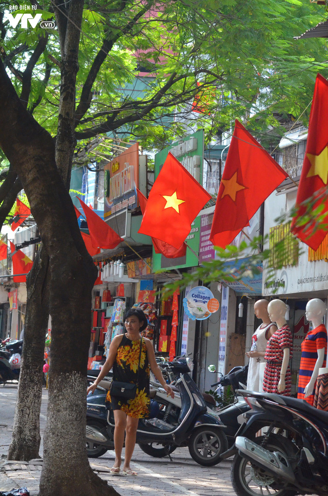 Đường phố Hà Nội rực đỏ màu cờ Tổ quốc chào mừng Quốc khánh