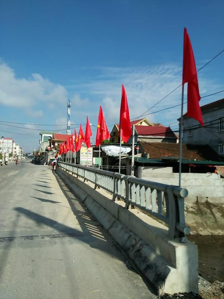 Nhân dân xã Sơn Hải, huyện Quỳnh Lưu, Nghệ An trang hoàng Cờ Tổ quốc sau bão số 10