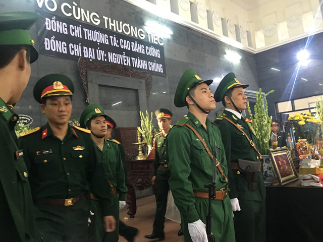 
Đại diện lãnh đạo các đơn vị lực lượng vũ trang viếng Thượng tá Cao Đăng Cường và Đại úy Nguyễn Thành Chủng
