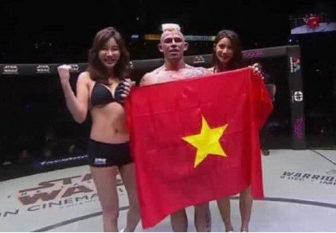 Võ sĩ người Pháp giơ cao quốc kỳ Việt Nam khi chiến thắng