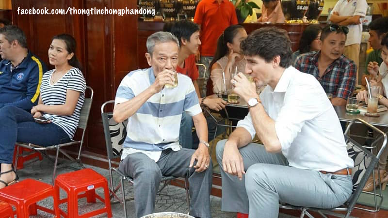 Thủ tướng Canada bất ngờ ngồi uống cà phê, trà đá vỉa hè