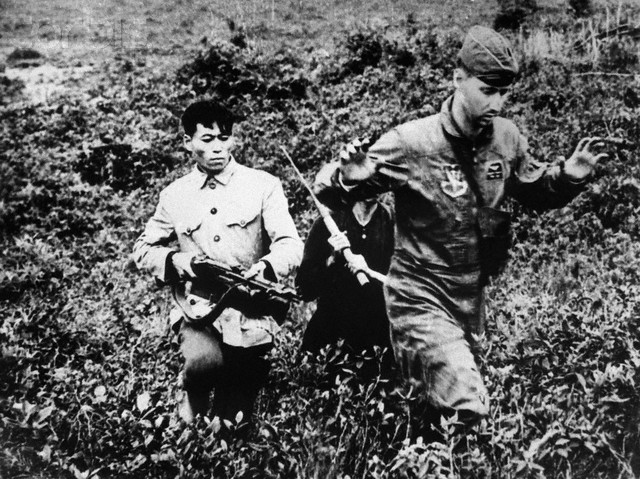 Ảnh hiếm: Phi công Mỹ bị bắt trong chiến tranh Việt Nam
