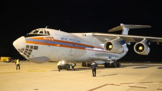 Máy bay vận tải Nga chở thịt hộp, đường sữa cứu trợ hạ cánh ở Cam Ranh
