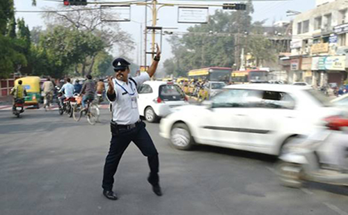 Cảnh sát Ấn Độ gây sốt khi vừa nhảy vừa điều khiển giao thông