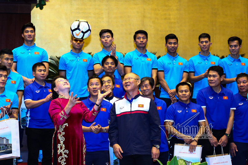 gặp mặt với Ban huấn luyện và toàn thể Đội tuyển U23 Việt Nam.