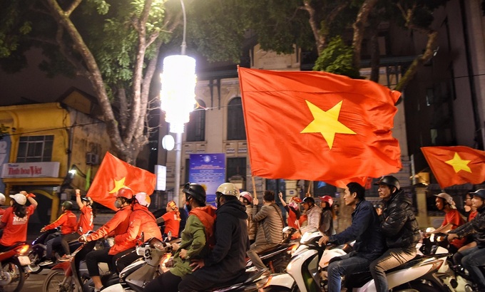 Hàng nghìn người xuống đường sau chiến thắng của U23 Việt Nam