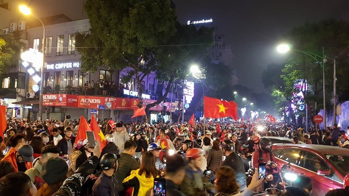 Hàng nghìn người xuống đường sau chiến thắng của U23 Việt Nam