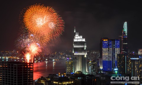 Người dân TP Hồ Chí Minh mãn nhãn với pháo hoa đón năm mới 2018