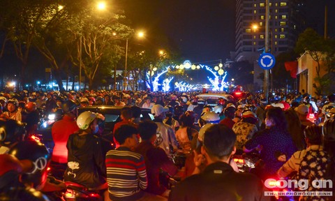 Người dân TP Hồ Chí Minh mãn nhãn với pháo hoa đón năm mới 2018