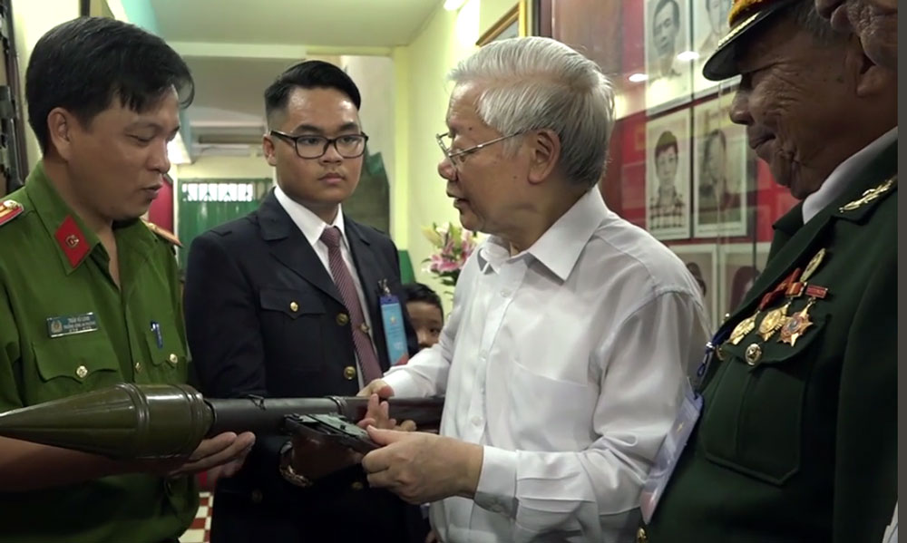 Tổng Bí thư Nguyễn Phú Trọng thăm kho vũ khí biệt động Sài Gòn