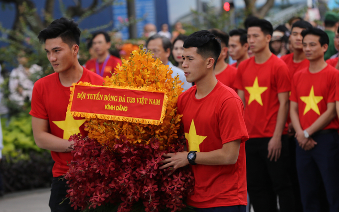 Đội tuyển U23 dâng hương tượng đài Bác Hồ trên phố đi bộ Nguyễn Huệ