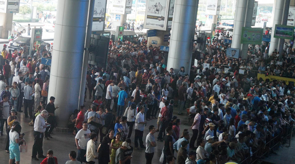 Hàng nghìn Việt kiều về quê ăn Tết, sân bay Tân Sơn Nhất quá tải