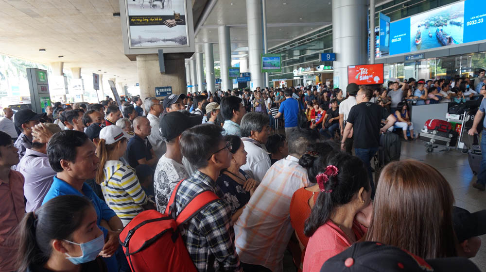 Hàng nghìn Việt kiều về quê ăn Tết, sân bay Tân Sơn Nhất quá tải