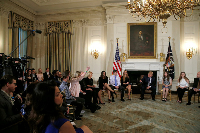 Ông Trump xem xét trang bị vũ khí cho giáo viên