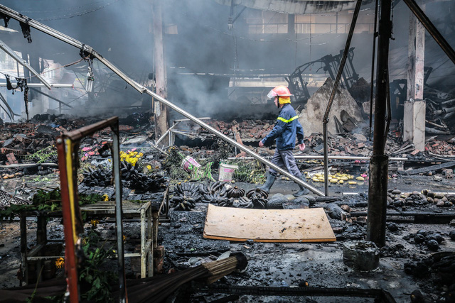 Cảnh tan hoang sau vụ cháy chợ Quang