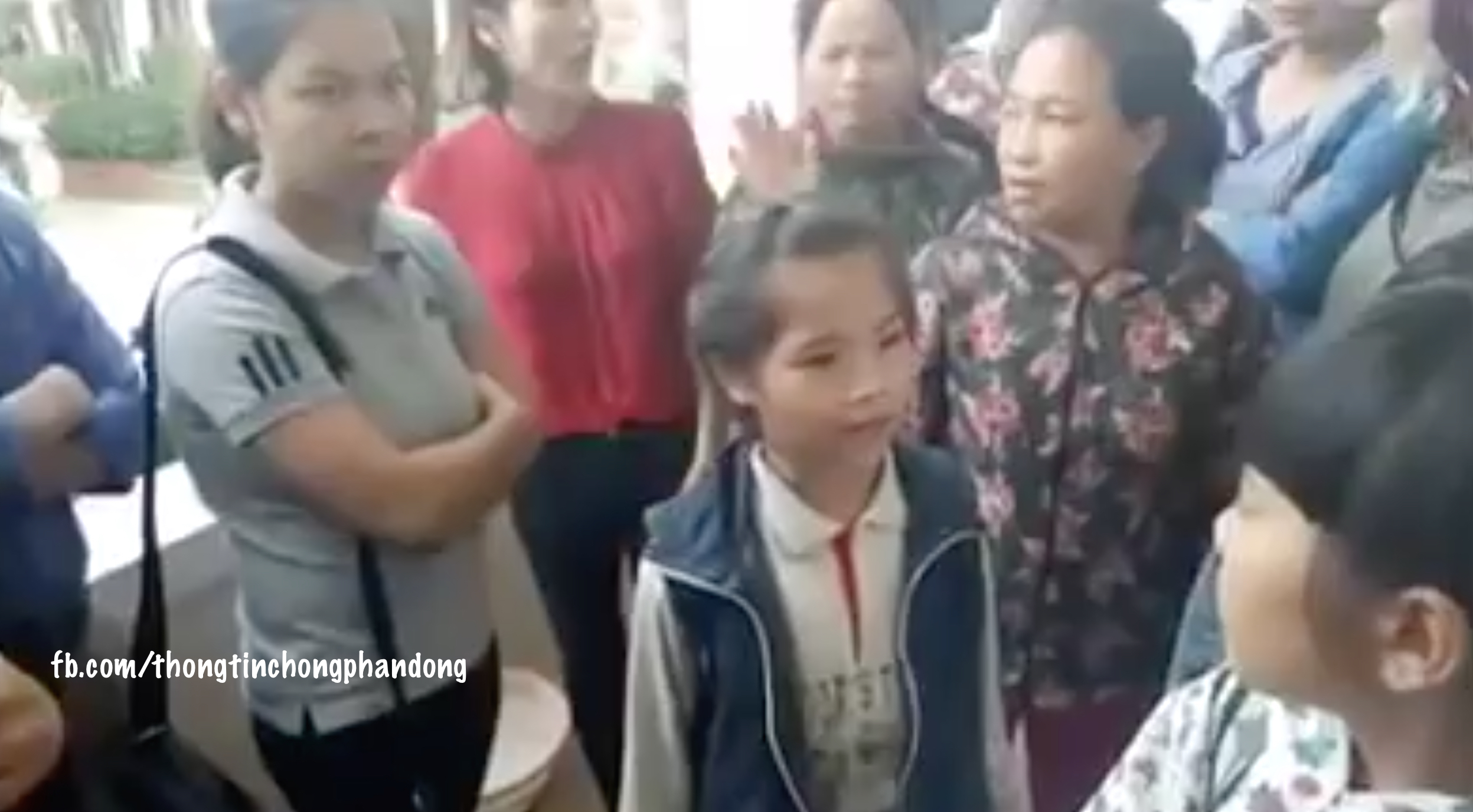 Giáo dân giáo xứ Đăng Cao huyện Diễn Châu, Nghệ An kéo lên chửi giáo viên, dọa đánh học sinh lương dân