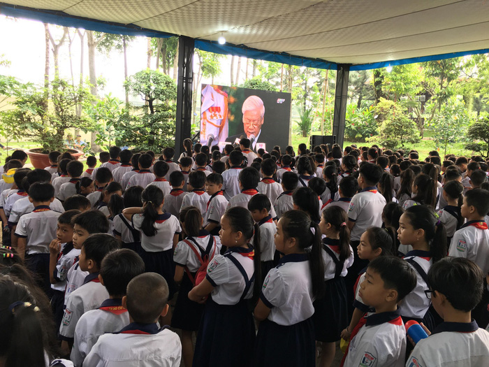 Hàng ngàn người tiễn cố Thủ tướng Phan Văn Khải về đất mẹ