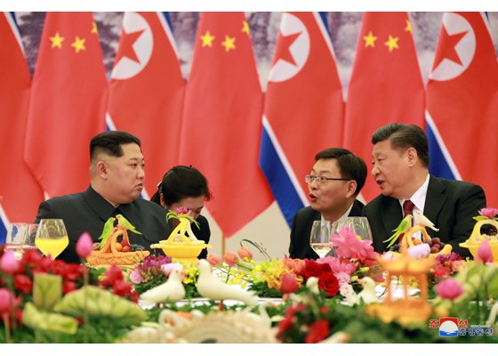 Kim Jong Un được ông Tập Cận Bình đãi rượu gì?