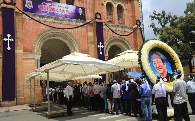 Nhiều đoàn lãnh đạo viếng cố Tổng giám mục Phaolô tại nhà thờ Đức Bà