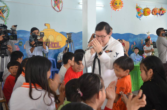 Nữ binh sĩ Mỹ xúc động hát cùng trẻ nhỏ nạn nhân chất độc da cam Đà Nẵng