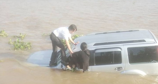 Ôtô tông chết nhân viên bến phà rồi lao xuống sông