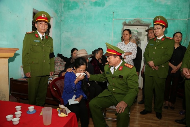 Quê nhà nghẹn ngào đón Thiếu úy Bùi Minh Qúy về với đất mẹ