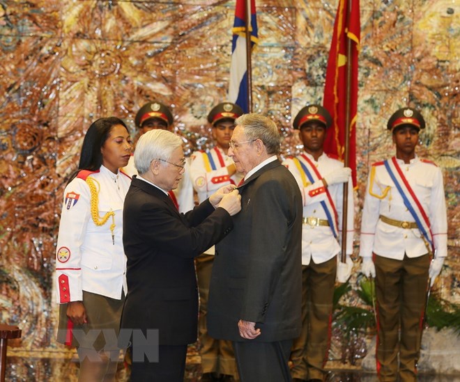 Tổng Bí thư Nguyễn Phú Trọng trao Huân chương Sao vàng tặng Chủ tịch Raul Castro Ruz