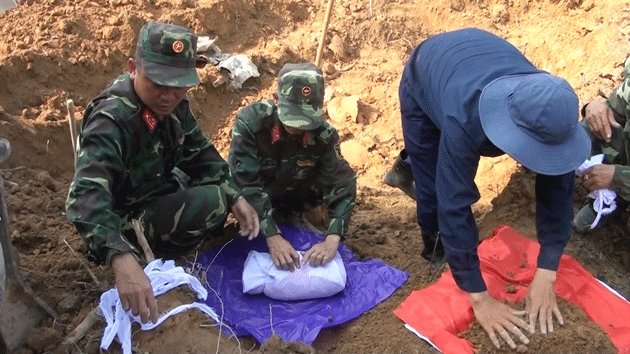 Tìm thấy 21 hài cốt liệt sĩ bên sông Thạch Hãn