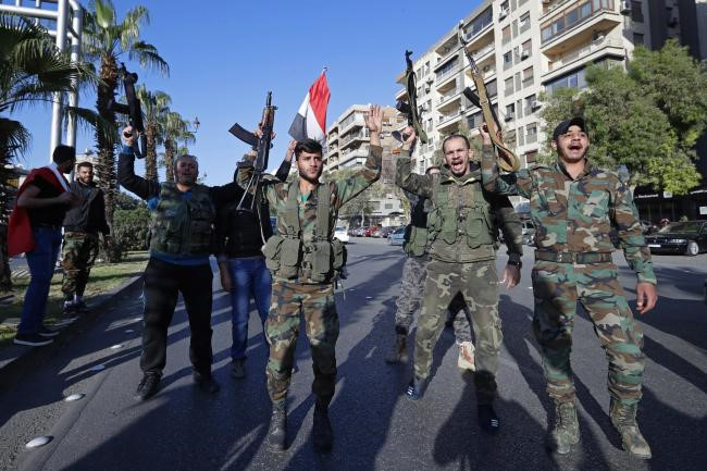 Người Syria xuống đường ăn mừng chiến thắng