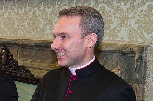 Nhà ngoại giao Vatican bị bắt vì cáo buộc tàng trữ ảnh ấu dâm