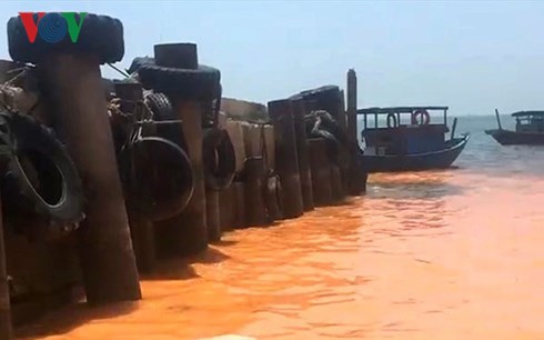 Xác định nguyên nhân gây vệt nước biển màu đỏ ở Quảng Bình