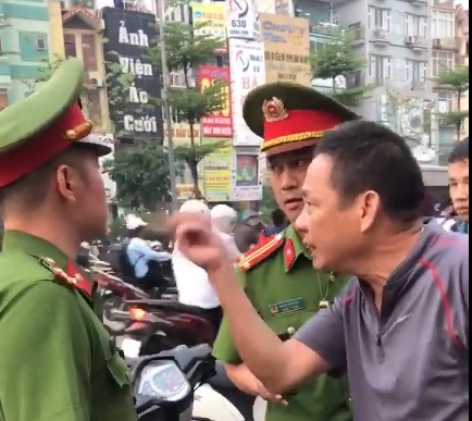 Hà Nội: Vi phạm giao thông, gọi người nhà thách thức, xúc phạm Công an