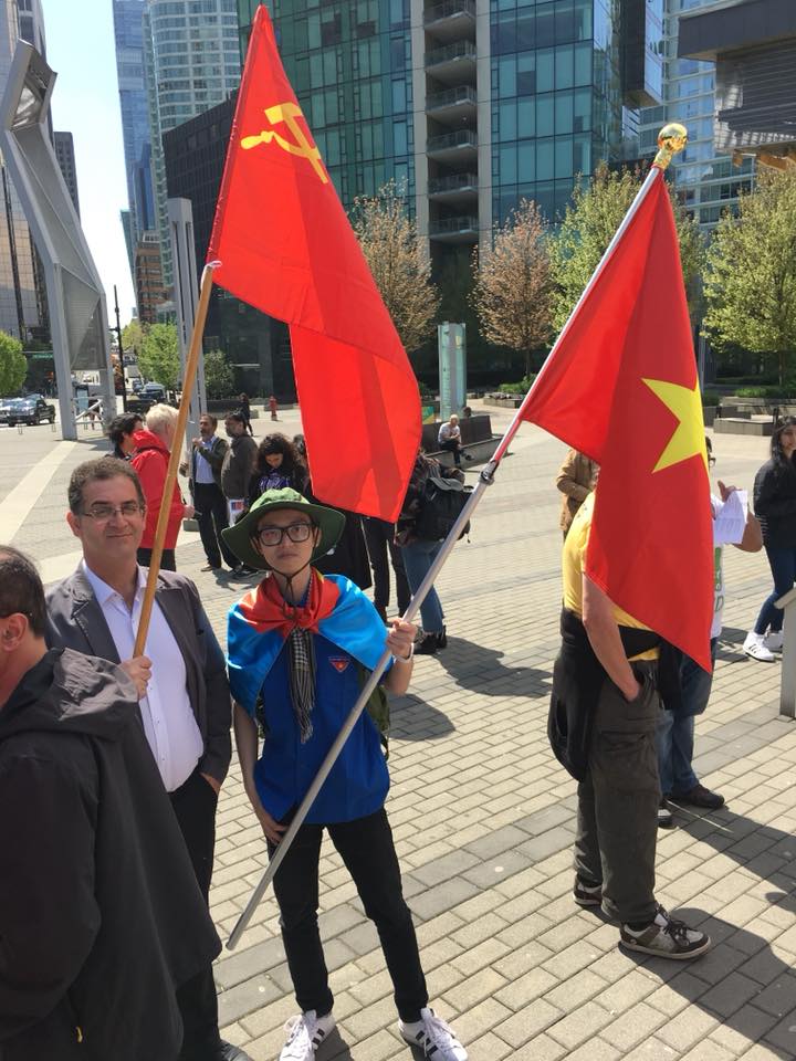 Việt kiều yêu nước tại Canada tuần hành mừng 43 năm ngày giải phóng miền Nam thống nhất đất nước