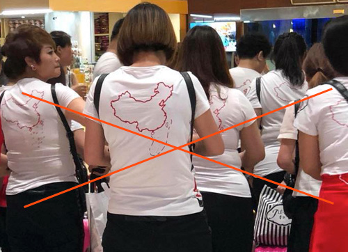 Nhóm khách Trung Quốc mặc áo in hình đường 'lưỡi bò' nhập cảnh Cam Ranh
