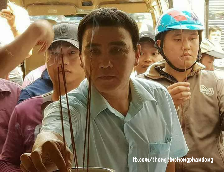 Nghệ sĩ Quyền Linh âm thầm đi dép tổ ong đến viếng, hỗ trợ gia đình 2 hiệp sĩ tử nạn làm cộng đồng mạng nức lòng