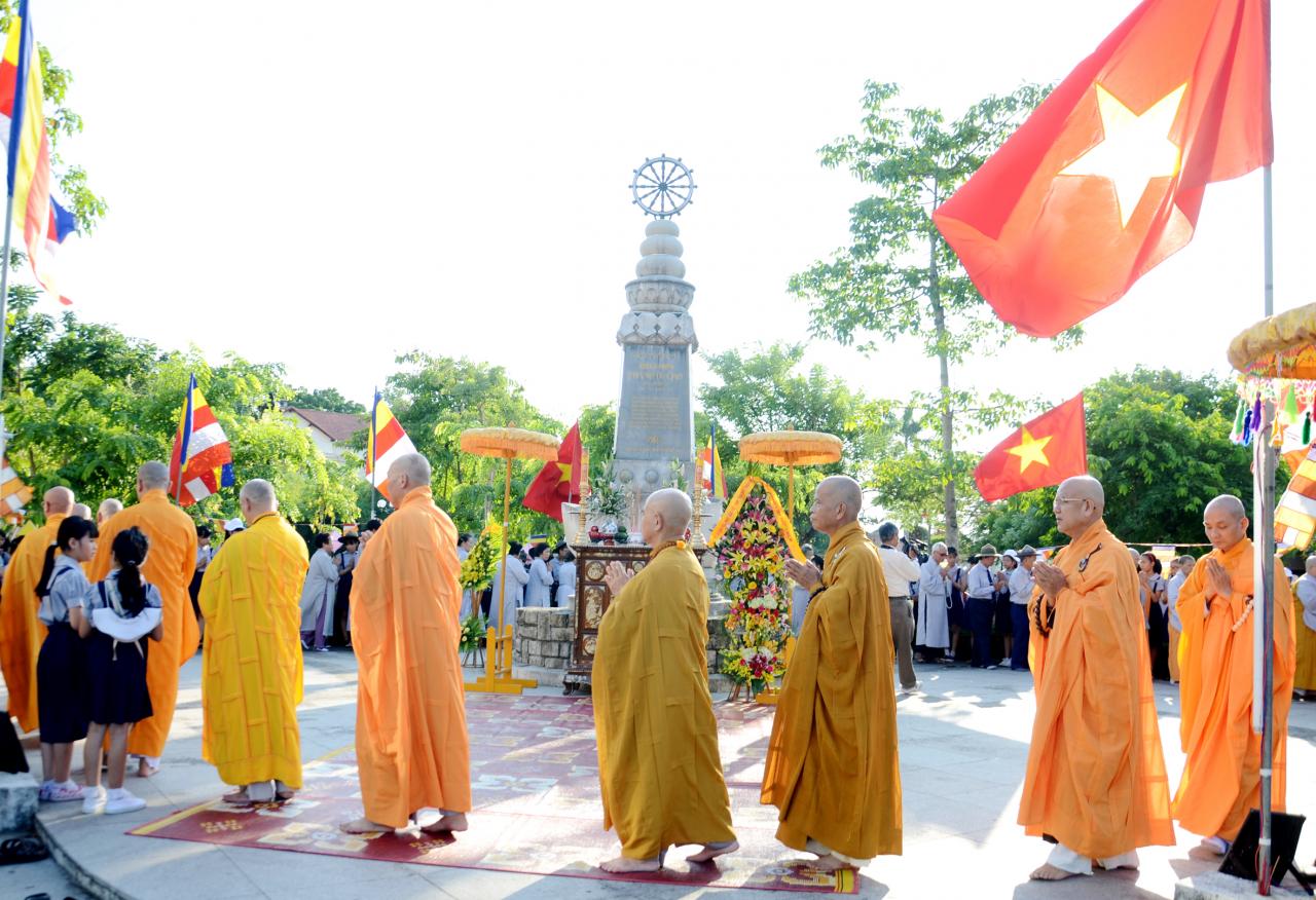 Cờ Tổ quốc rực rỡ trong Lễ Phật đản