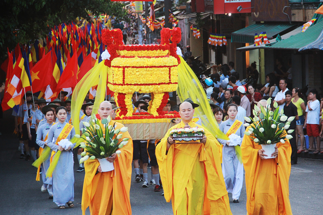Cờ Tổ quốc rực rỡ trong Lễ Phật đản