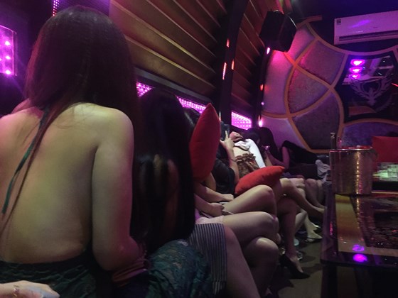 Đột kích nhà hàng, khách sạn ở trung tâm TP HCM, gần 100 nữ tiếp viên ăn mặc hở hang