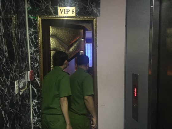Đột kích nhà hàng, khách sạn ở trung tâm TP HCM, gần 100 nữ tiếp viên ăn mặc hở hang