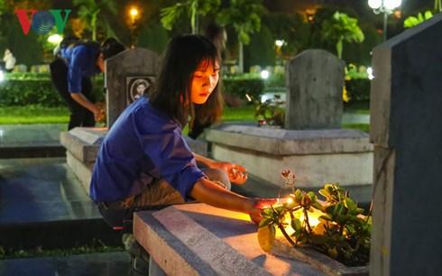 Kỷ niệm 64 năm chiến thắng Điện Biên Phủ: Thắp nến tri ân các Anh hùng liệt sỹ tại Nghĩa trang A1