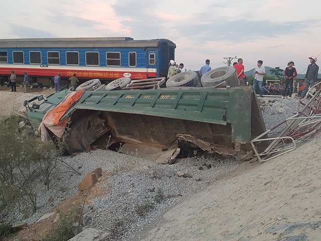 Lật tàu hoả ở Thanh Hóa: 2 lái tàu đã tử nạn